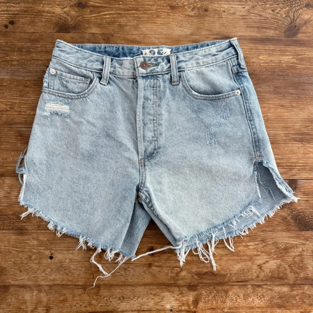 Free People We The Free Cut Off Denim Shorts Light Wash Distressed Womens 25 EUC